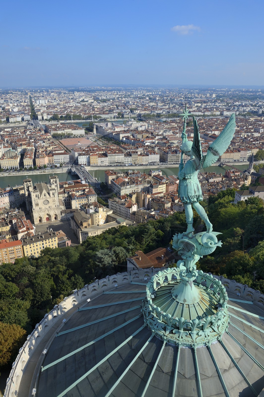 France, Rhône (69), Lyon, site historique classé Patrimoine Mondial de l'UNESCO, Vieux Lyon, la statue de Saint Michel Archange terrassant le dragon sculptée par Millefaut sur l'abside de la Basilique Notre Dame de Fourvière en premier plan, la cathédrale (primatiale) Saint Jean et le quartier de la Presqu'Ile en arrière plan