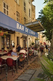 France, Var, Provence Verte, Cotignac, cours Gambetta, café terrace