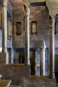 Espagne, Catalogne, Barcelone, le Palais Güell (Palau Güell) construit entre 1886 et 1891 et réalisé par l'architecte du modernisme catalan Antoni Gaudi, site classé au Patrimoine Mondial de l'UNESCO, escalier d'honneur dans le vestibule du rez-de-chaussée