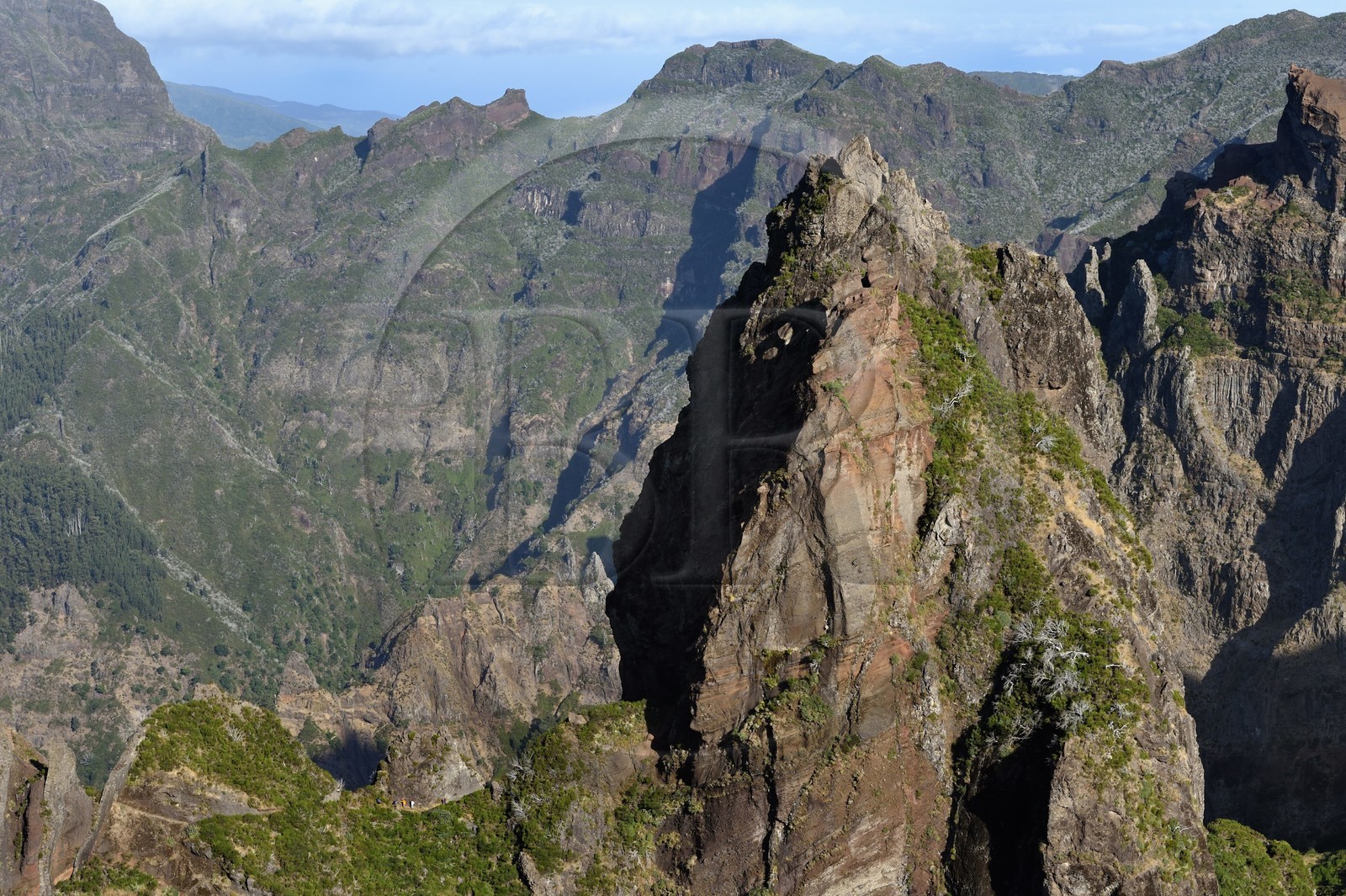 Portugal, Ile de Madère, randonneurs sur le sentier du Vereda do Areeiro entre les monts Pico Ruivo (1862m) et Pico Arieiro (1817m), vue depuis le belvédère de Ninho da Manta (nid de buse) sur la chaine de montagnes centrale