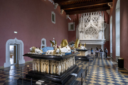 France, Côte-d'Or (21), Dijon, zone classée Patrimoine Mondial de l'UNESCO, Musée des Beaux-Arts dans l'ancien palais des ducs de Bourgogne, salle des tombeaux, la grande salle du palais contient les cénotaphes de Philippe le Hardi et de Jean sans Peur, au premier plan le tombeau de Jean sans Peur avec son épouse Marguerite de Bavière et le cortège des pleurants sculptés par Jean de la Huerta sous les gisants