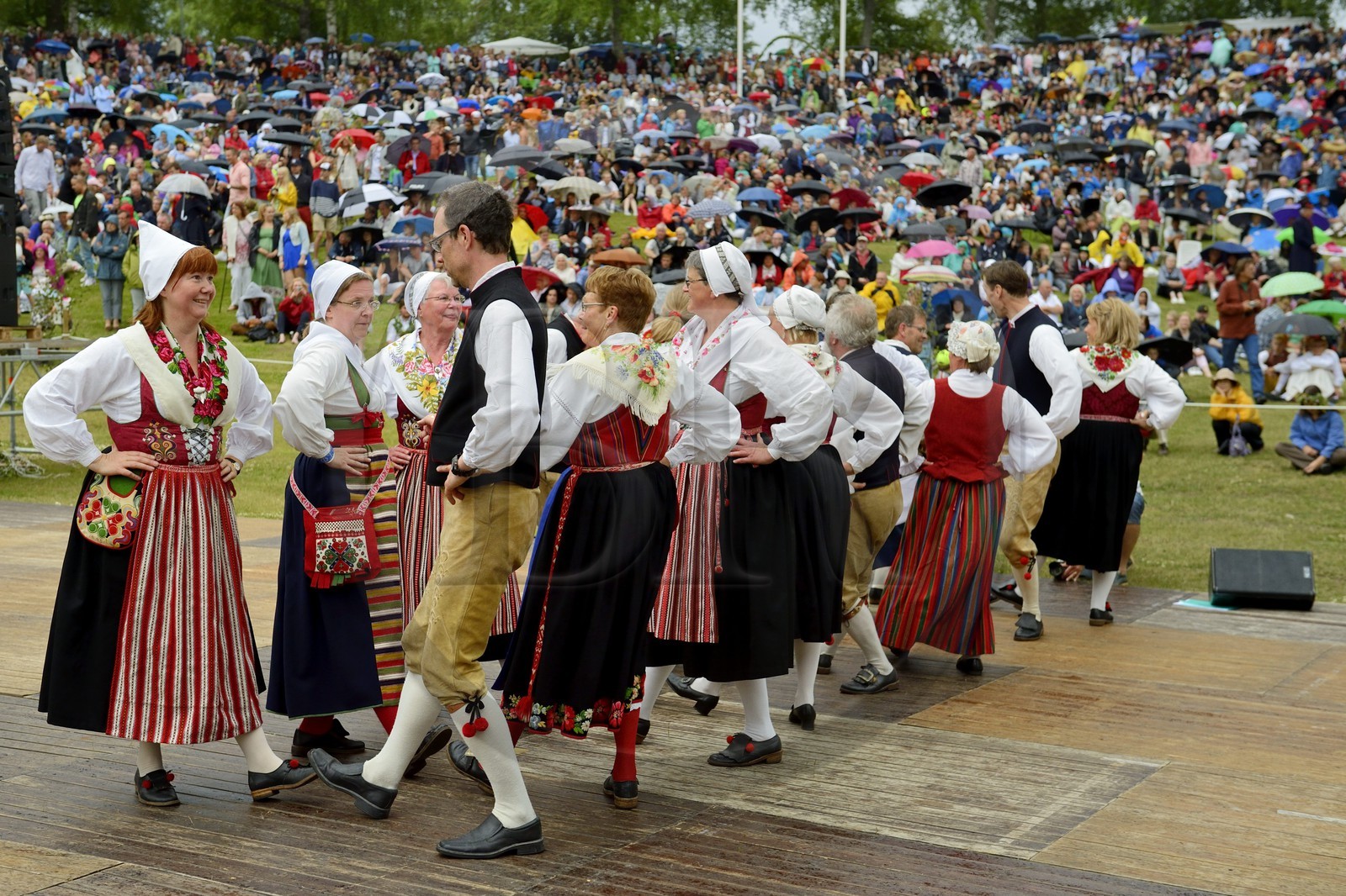 Suède, comté de Dalécarlie, Leksand, les très populaires célébrations du solstice d'été pour la Saint-Jean, danses folkloriques en costumes traditionnels