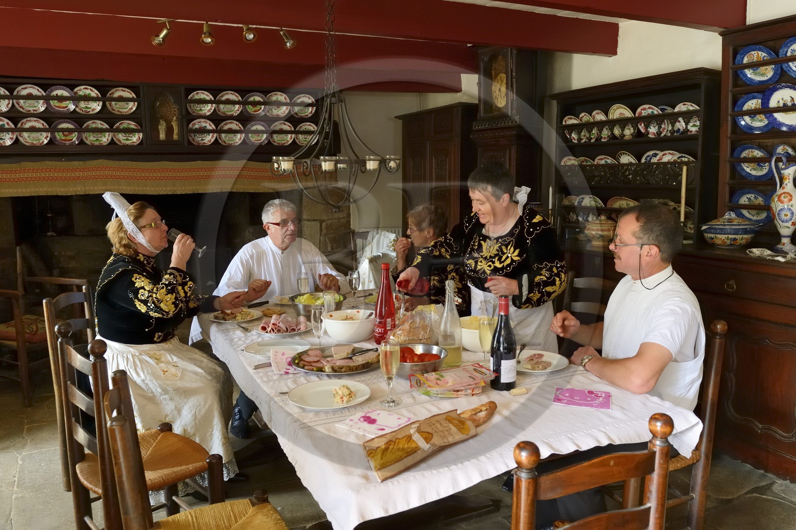 France, Finistère (29), Locronan, labellisé Les Plus Beaux Villages de France, repas de midi en costumes traditionnels le jour de la procession de la petite Tromenie dans la ferme de la famille Louboutin