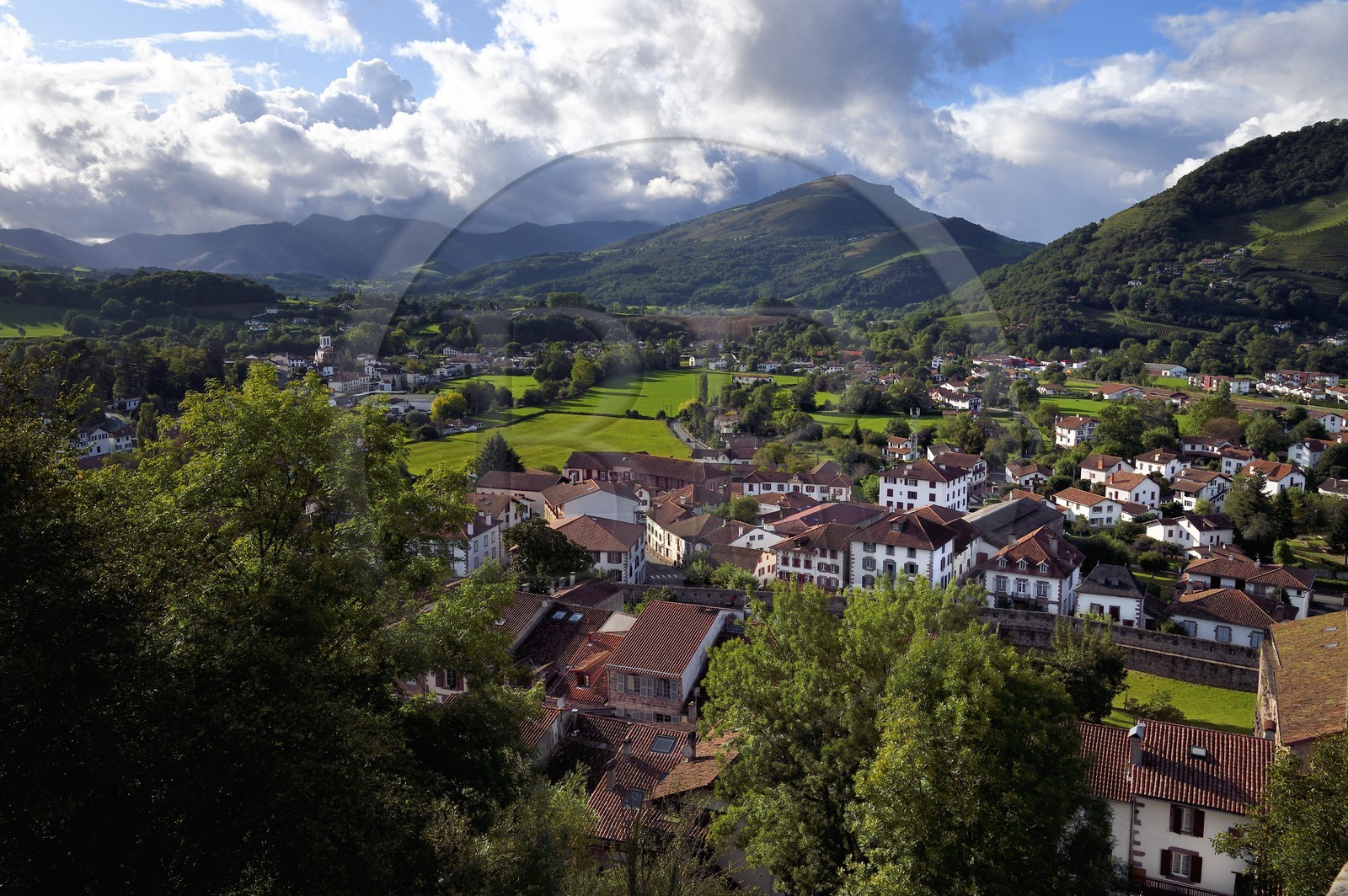 France, Pyrénées-Atlantiques (64), Pays-Basque, Saint-Jean-Pied-de-Port et ses remparts au premier plan, l'église de Uhart-Cize en arrière plan à gauche