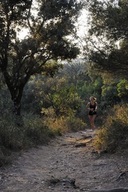 France, Var (83), presqu'île de Giens, jogging dans un sentier de la côte vers la Tour Fondue