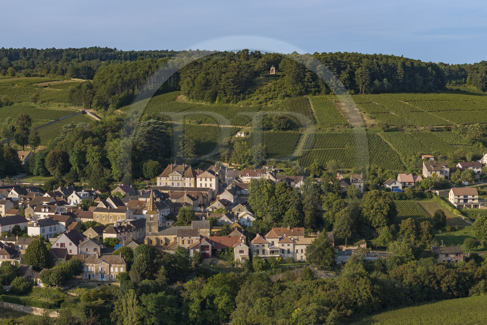 France, Côte-d'Or (21), les climats de Bourgogne classés Patrimoine Mondial de l'UNESCO, Route des Grands Crus, vignoble de la Côte de Beaune, Pernand-Vergelesses, le village et l'oratoire Notre-Dame de Bonne Espérance en arrière plan (vue aérienne)