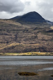 Royaume-Uni, Ecosse, Highland, Hébrides intérieures, Ile de Mull, maison traditionnelle au bord du Loch Scridain