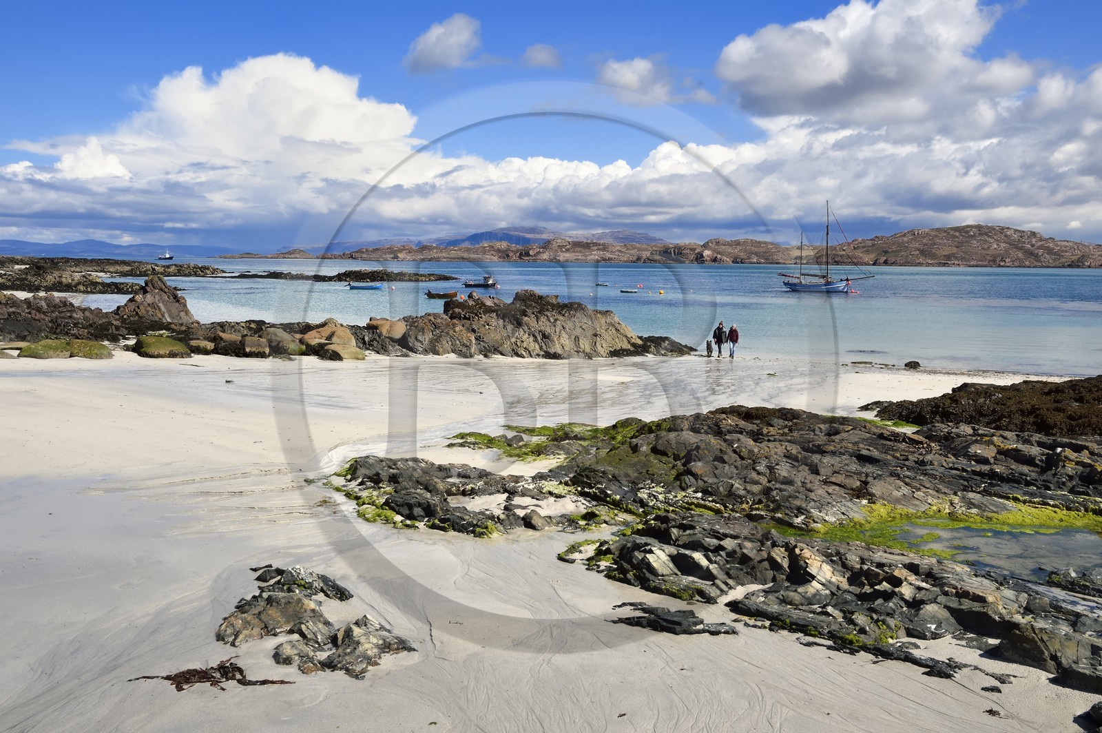 United Kingdom, Scotland, Highland, Inner Hebrides, sandy beach on Iona Island facing the Ross of Mull