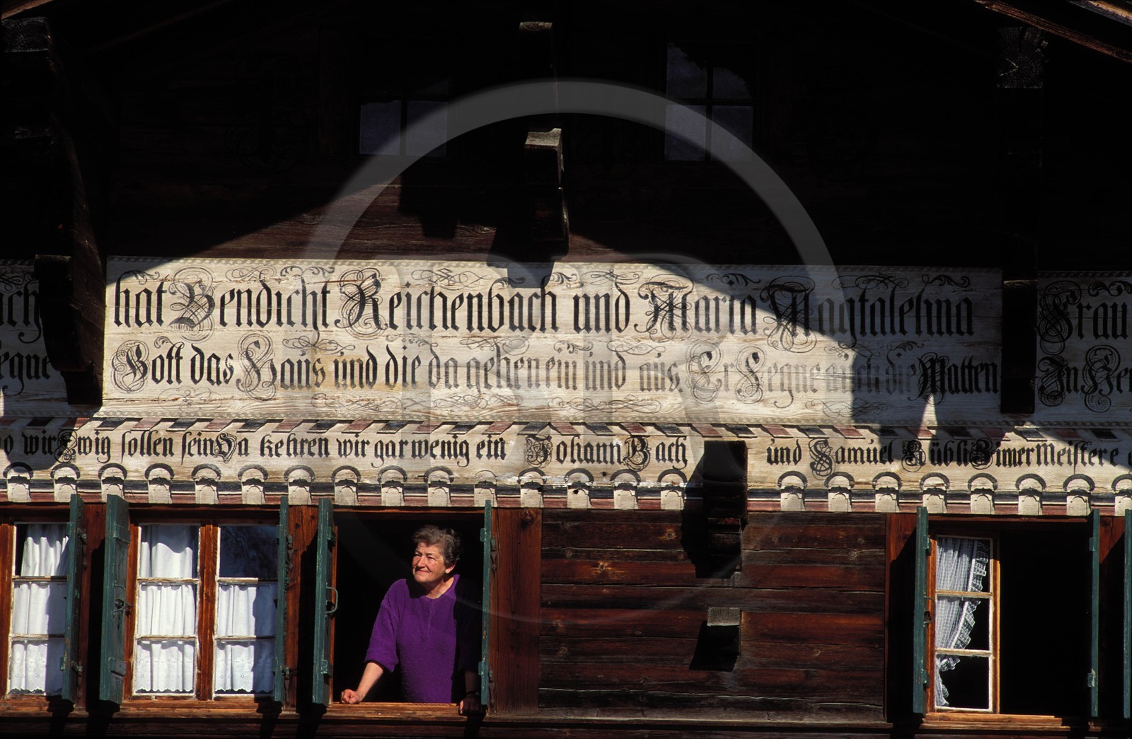 Suisse, région de Bern (Oberland Bernois), Saanenland, Gstaad, ferme traditionnelle en bois