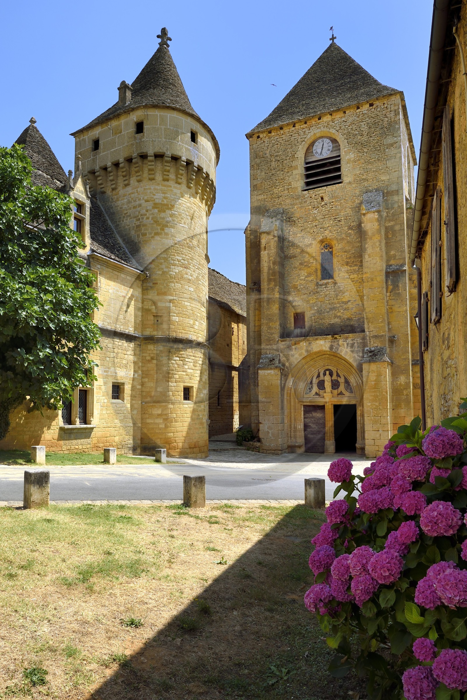 France, Dordogne (24), Périgord Noir, Saint-Geniès, le chateau du XVème siècle et le clocher-porche de l'église Notre-Dame de l'Assomption