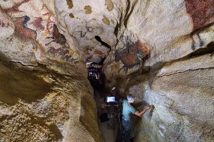 France, Dordogne (24), Montignac, chantier du futur Centre International de l'Art pariétal de Montignac-Lascaux (Lascaux 4), le diverticule axial de la grotte reconstituée par l’Atelier des Fac-Similés du Périgord (AFSP), finitions des peintures murales de la partie inférieure par l'artiste peintre Gilles Lafleur