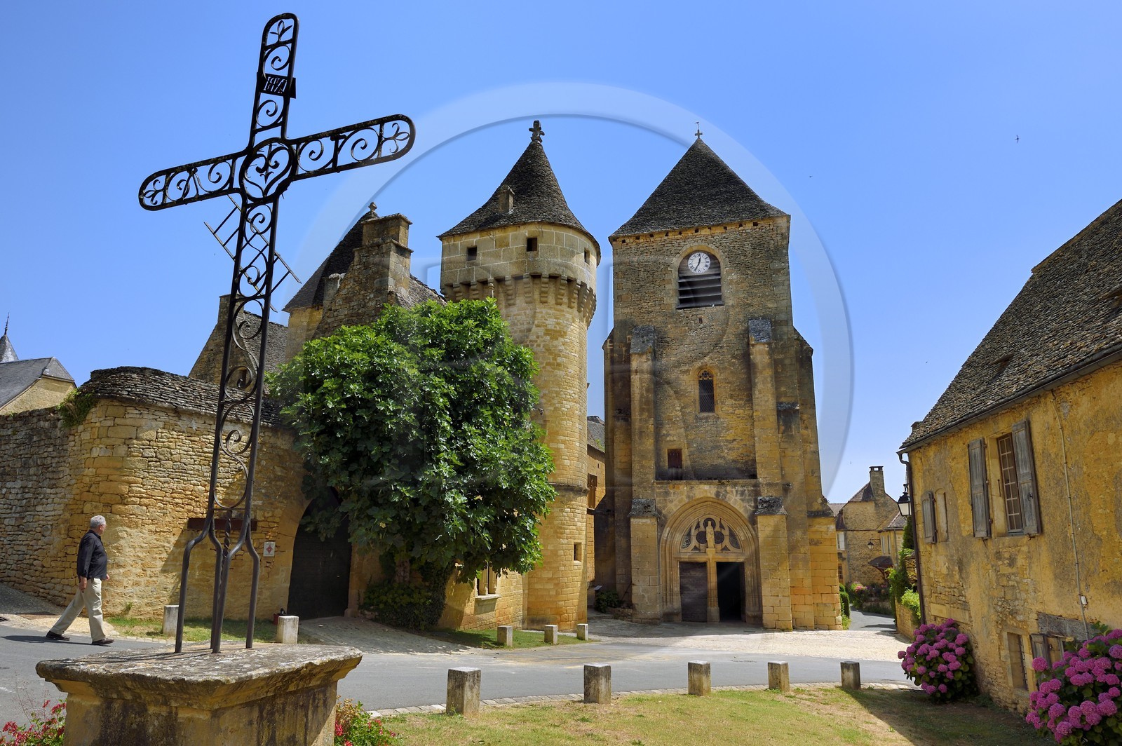 France, Dordogne (24), Périgord Noir, Saint-Geniès, le chateau du XVème siècle et le clocher-porche de l'église Notre-Dame de l'Assomption