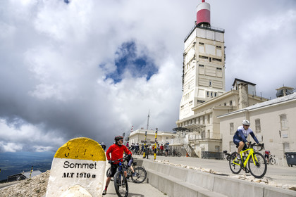 France, Vaucluse, Parc Naturel Regional du Mont Ventoux, Bedoin, cyclists at the summit of Mont Ventoux (1910m) and at the foot of the weather station, the guide Olivier Brunaud (Egobike)