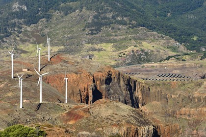 Portugal, Ile de Madère, parc d'éoliennes de la Ponta de Sao Lourenço (pointe Saint Laurent) à l'extrême Est de l'ile, les falaises de la Ponta do Rosto