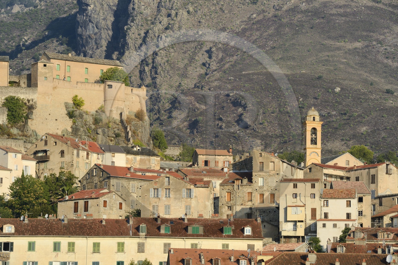 France, Haute-Corse (2B), Corte, la citadelle du XVe siècle domine la vieille ville