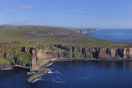 Royaume-Uni, Ecosse, Iles Orcades, Ile de Hoy, l'emblème distinctif Old Man of Hoy est un rocher se détachant en mer haut de 137 m et les falaises de la côte Est (vue aérienne)