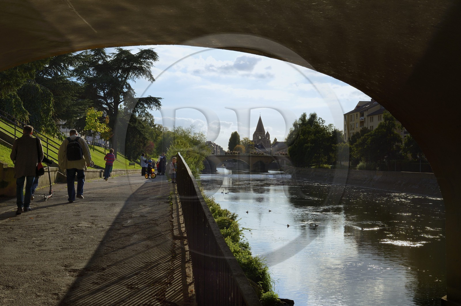 France, Moselle (57), Metz, les berges de la Moselle canalisée sous le pont des Grilles et le Temple Neuf ou Eglise des allemands en arrière plan