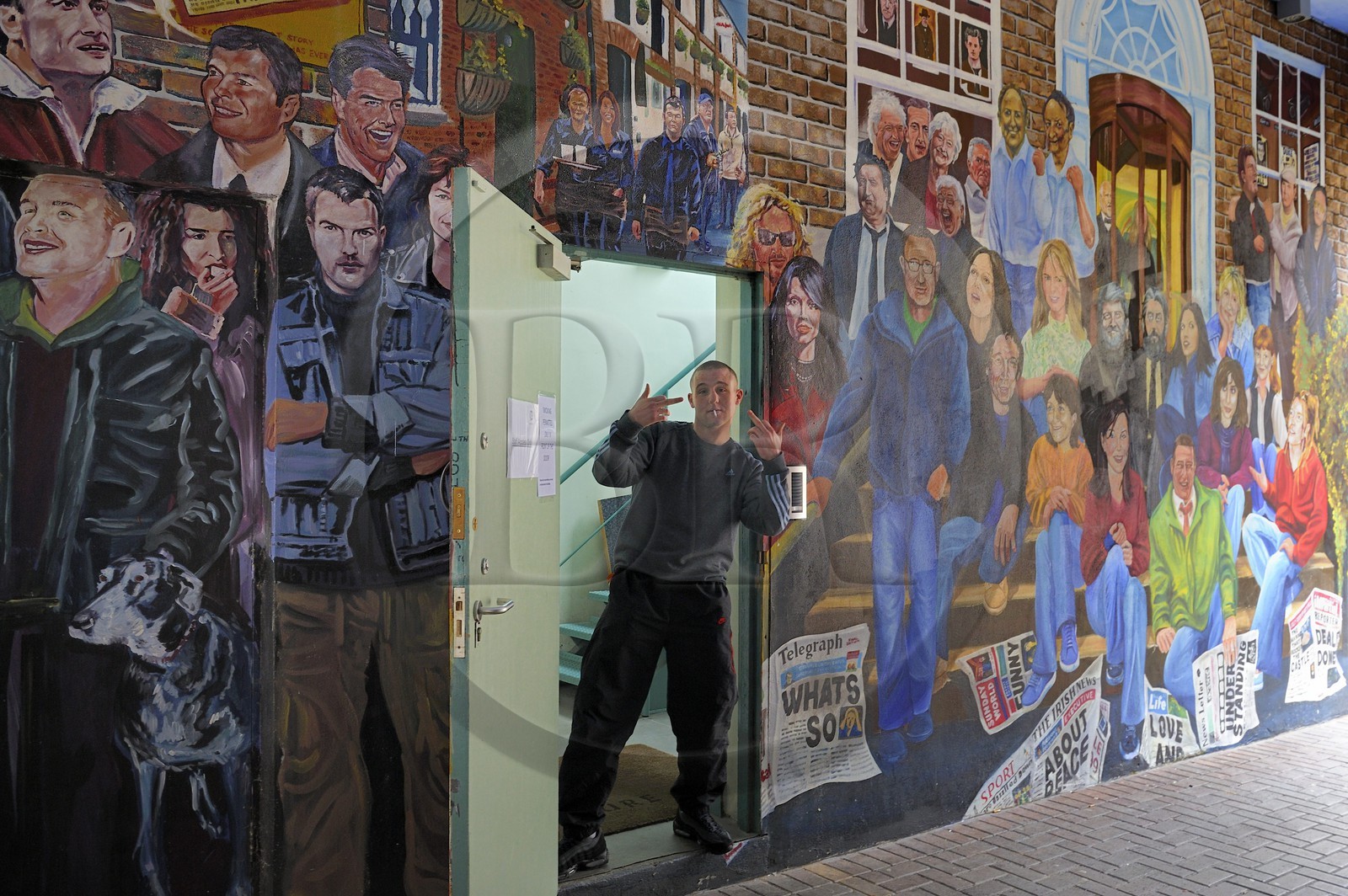 Royaume-Uni, Irlande du Nord, Belfast, quartier de la cathedrale, la peinture murale dite des personnalités entre Commercial Court et Donegall Street Place