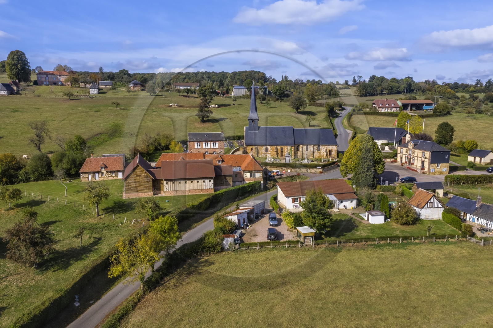 France, Orne (61), Pays d'Auge, village de Camembert, le Manoir de Beaumoncel en arrière plan à gauche (vue aérienne)