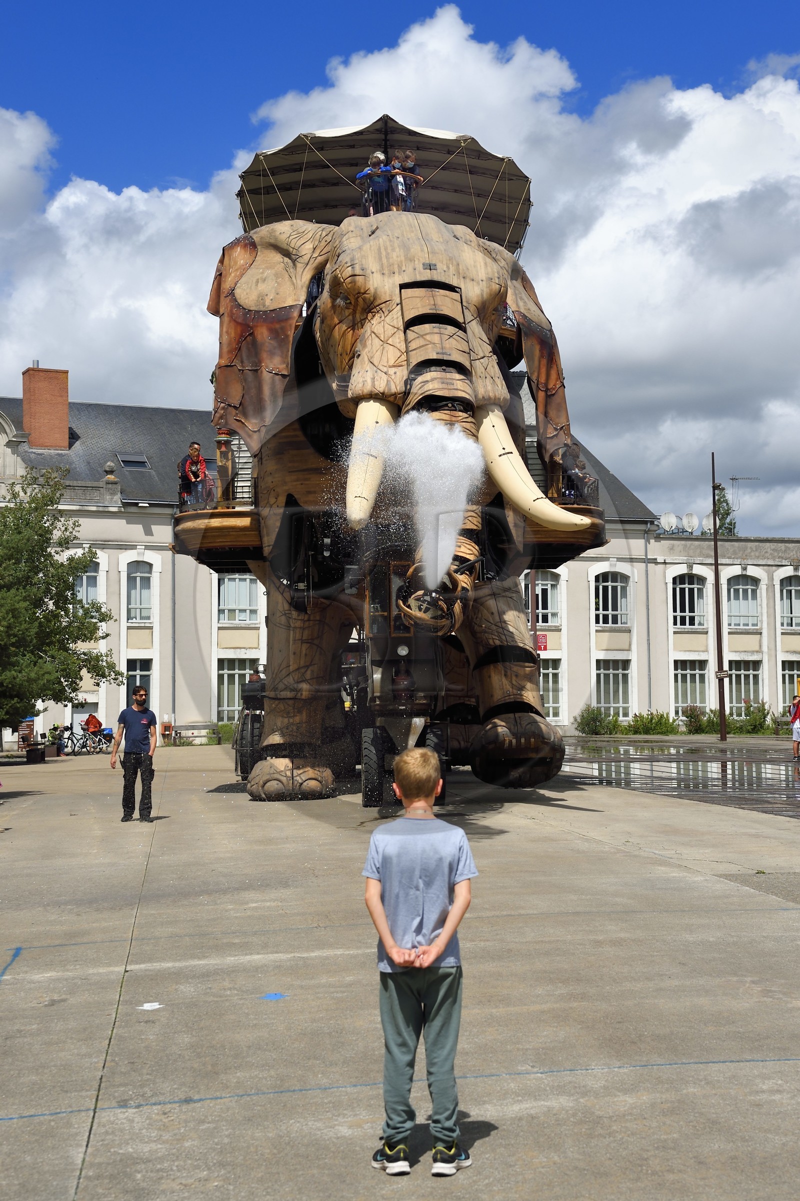 France, Loire-Atlantique (44), Nantes, Les Machines de l'Ile, projet artistique conçu par François Delarozière et Pierre Orefice, le Grand Eléphant et les hangars des anciens chantiers navals en arrière plan