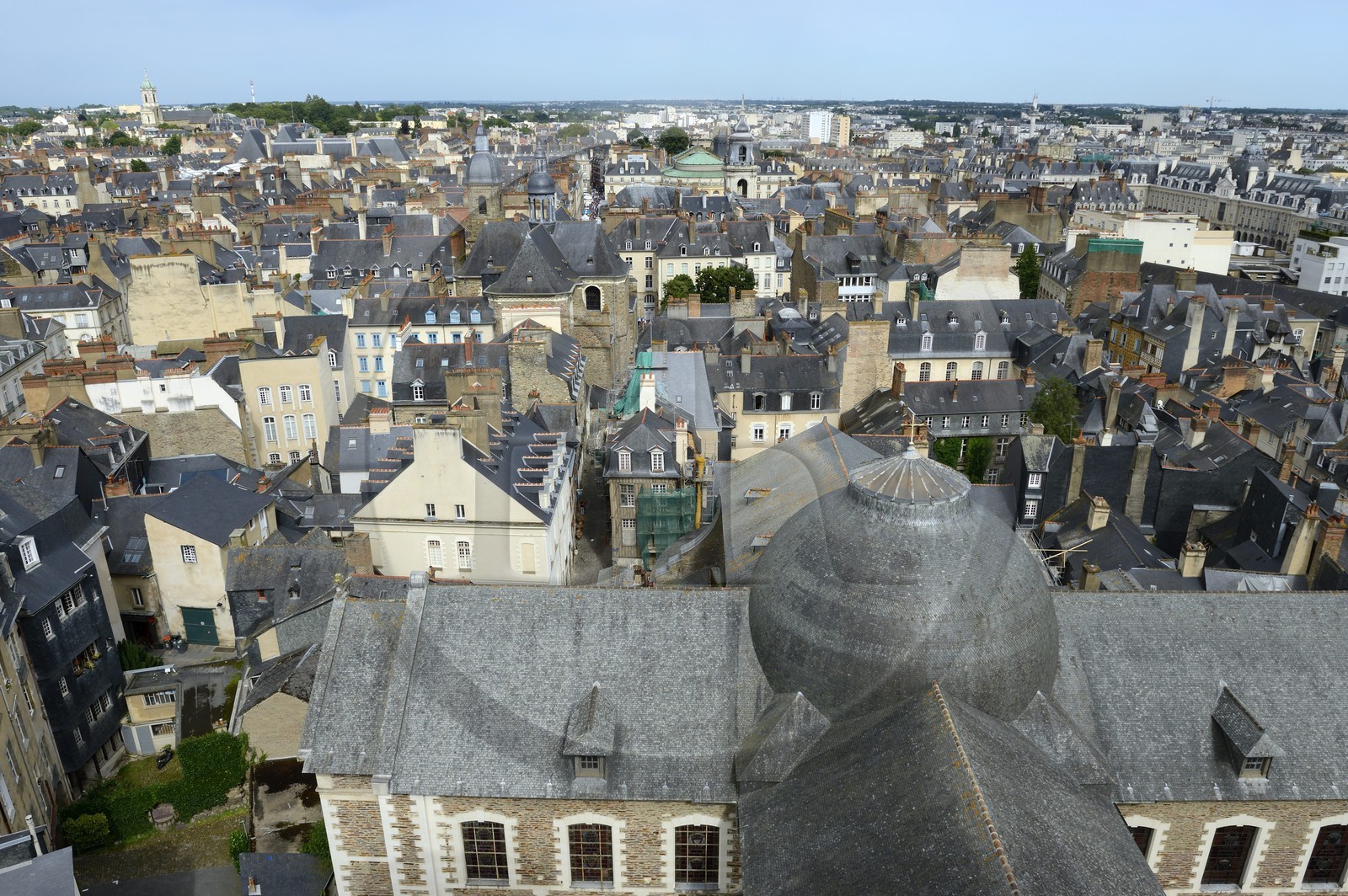 France, Ille-et-Vilaine (35), Rennes, Basilique Saint-Sauveur et la vieille ville depuis la cathédrale (au premier plan)