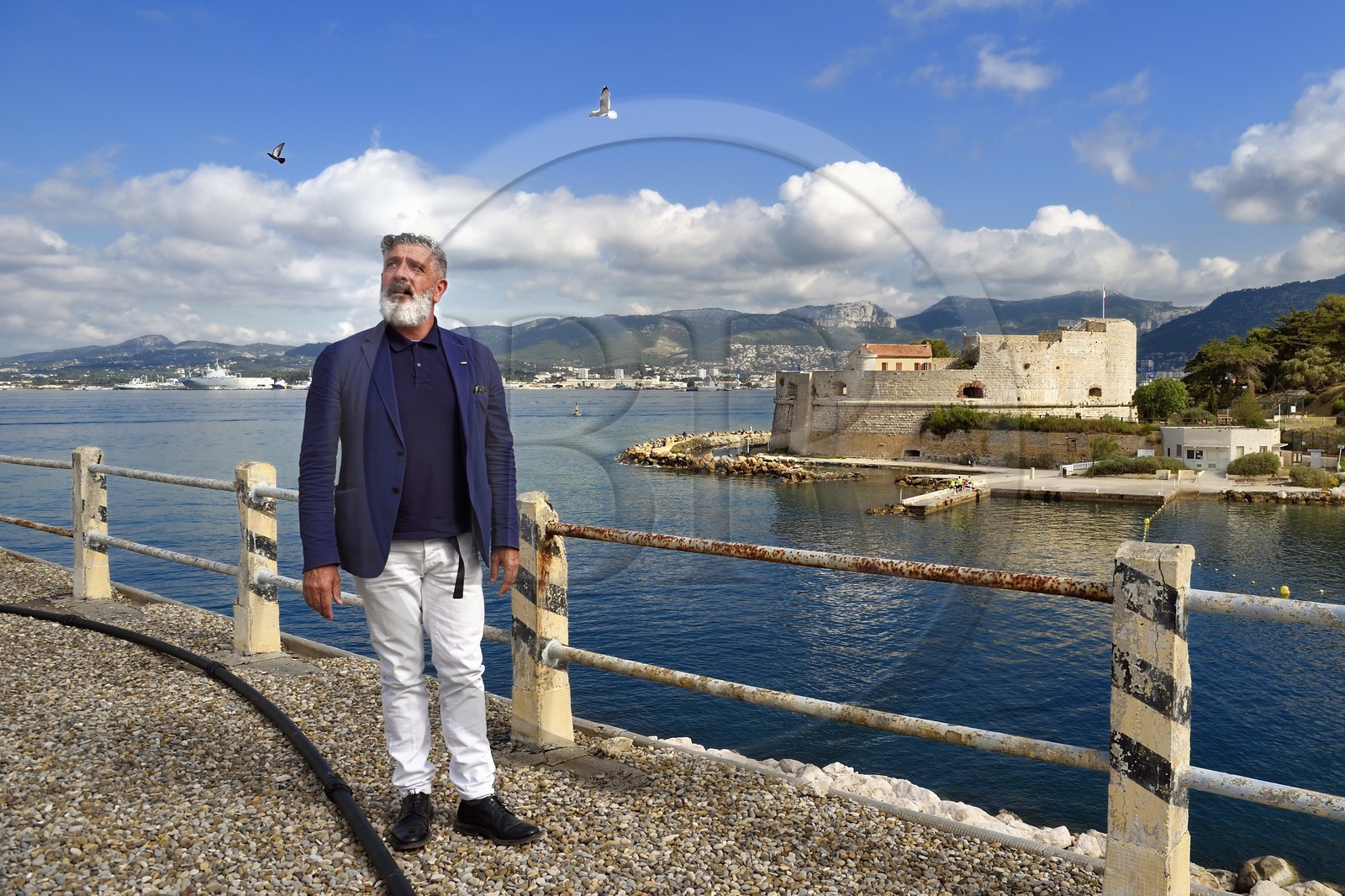 France, Var (83), Rade de Toulon, quartier du Morillon, la Tour Royale également nommée Grosse Tour à la pointe de Pipady vu depuis le mole des torpilles au coeur de la rade, Jean-Pierre Blanc directeur de la Villa Noailles et fondateur de la Design parade