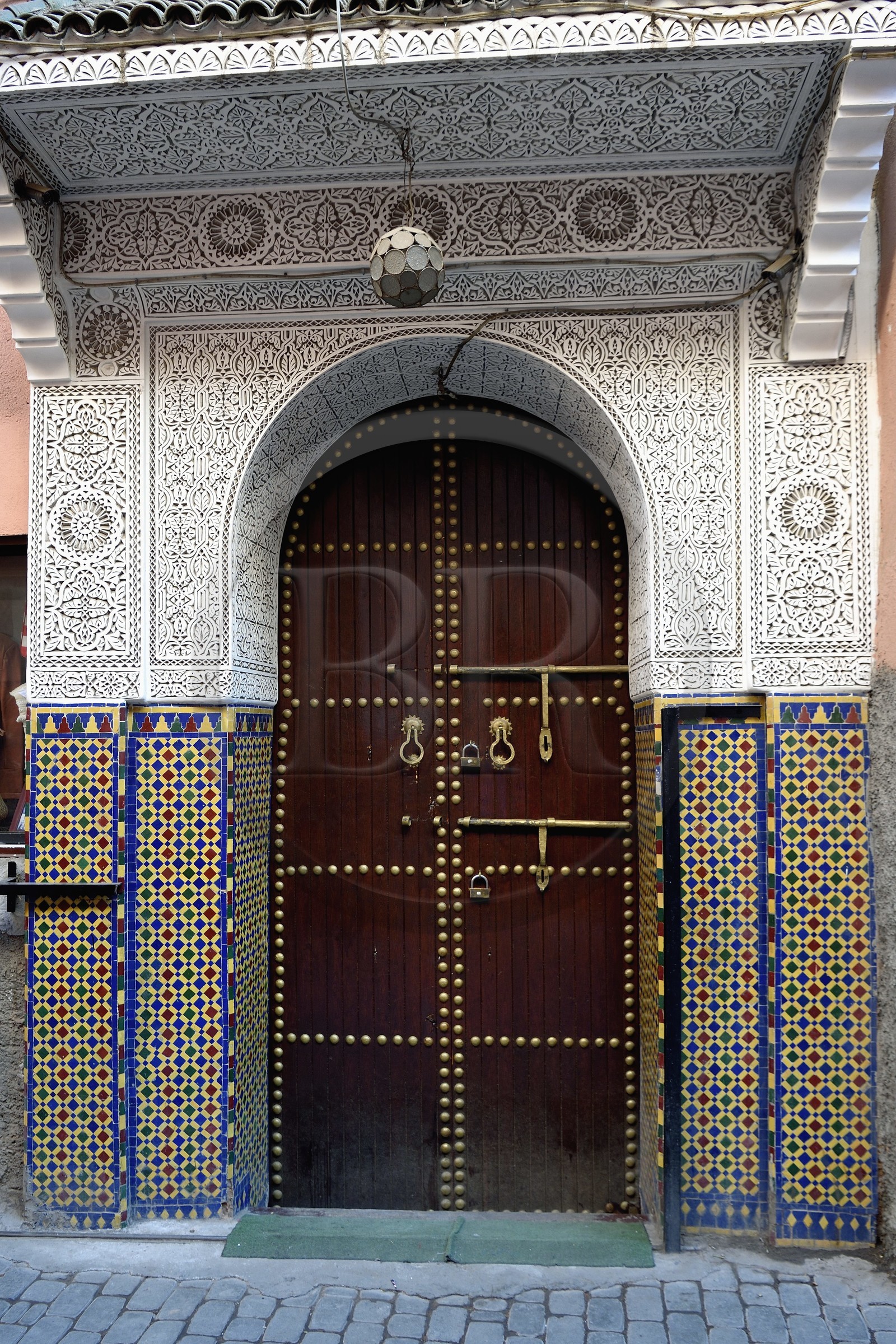 Maroc, Haut-Atlas, Marrakech, ville impériale, Médina classée Patrimoine Mondial de l'UNESCO, porte d'entrée d'un riad