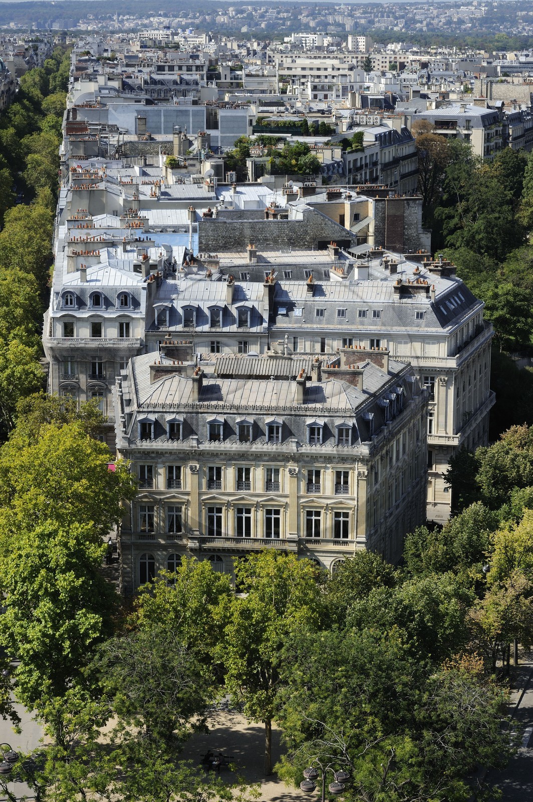 France, Paris (75), immeuble Haussmannien à l'angle de l'avenue Foch et Victor Hugo vu du haut de l'Arc de Triomphe