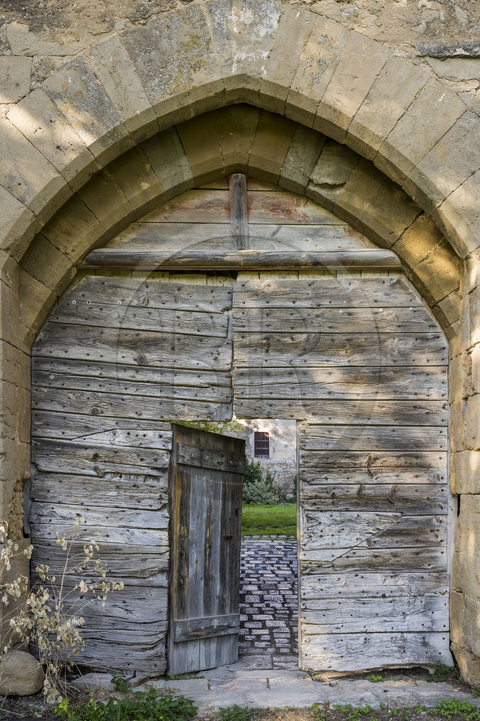 France, Aveyron (12), Causses et les Cévennes, paysage culturel de l'agro-pastoralisme méditerranéen, classés Patrimoine Mondial de l'UNESCO, Sainte-Eulalie-de-Cernon, entrée de la cour intérieure de la Commanderie Templière puis commanderie hospitalière de l'ordre de Saint-Jean de Jérusalem