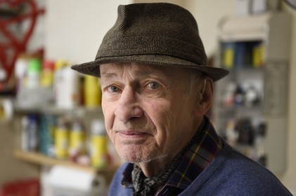 France, Paris (75), l'artiste Jacques Villeglé dans son atelier