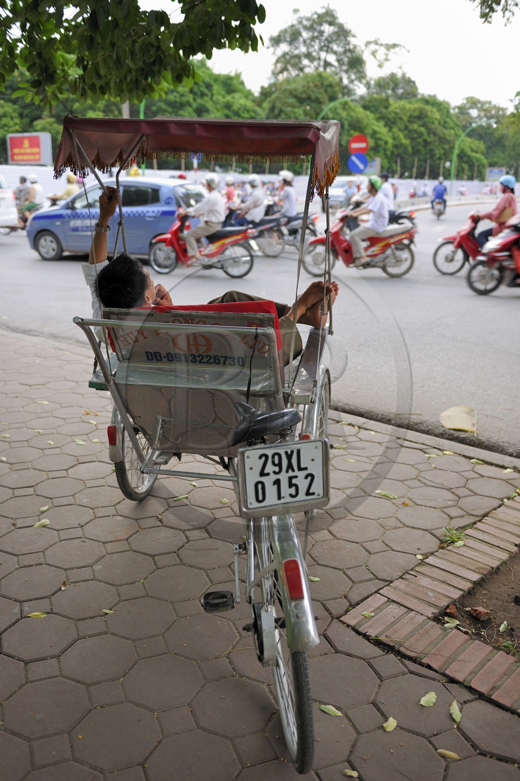 Vietnam, Hanoï, cyclo pousse dans la vieille ville
