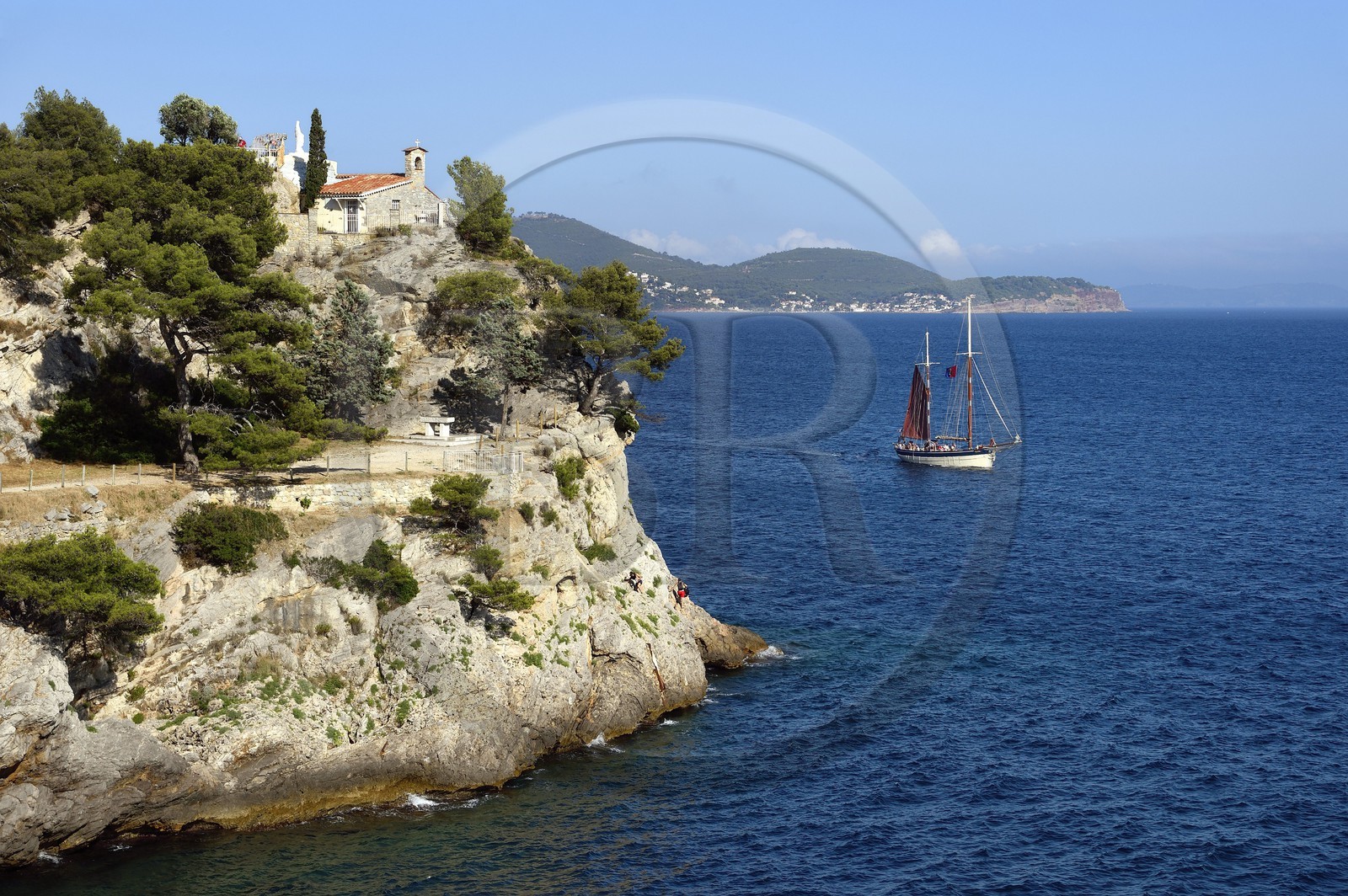 France, Var (83), la rade de Toulon, cap Brun, Statue de la Vierge Marie au sommet de la chapelle Notre Dame du Cap Falcon et le voilier Jld'a