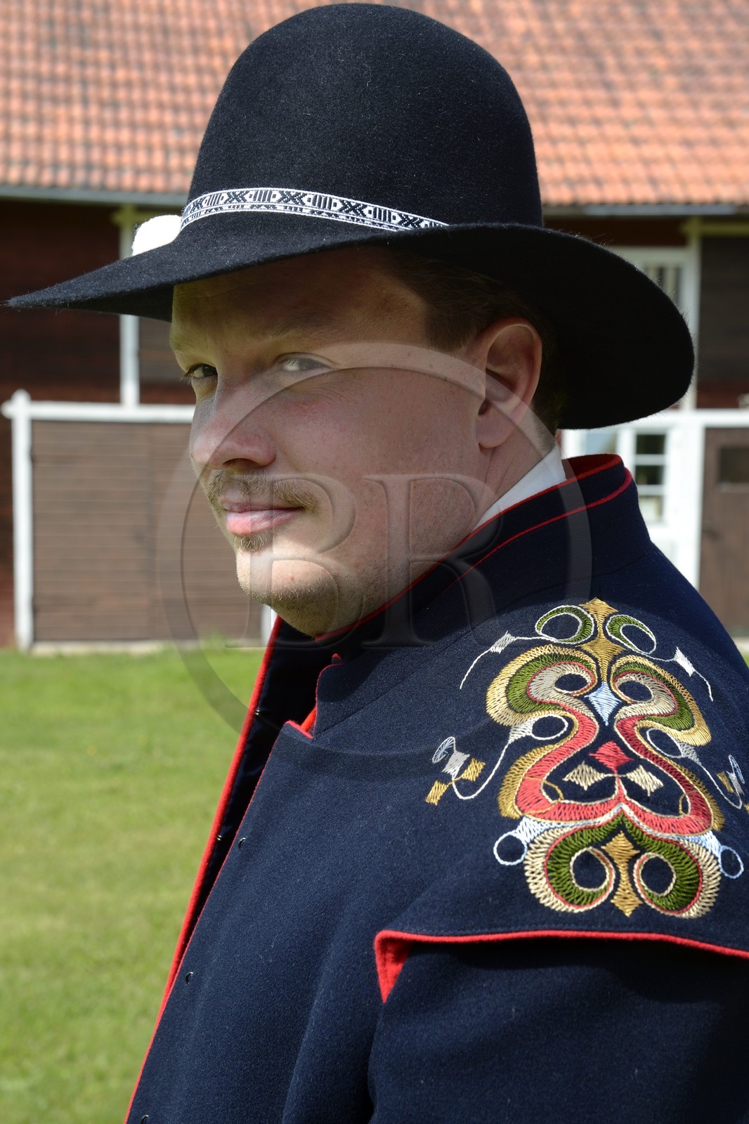 Suède, comté de Dalécarlie, région de Leksand, homme en costume traditionnel pour les célébrations du solstice d'été dans le petit hameau de Sunnanäng