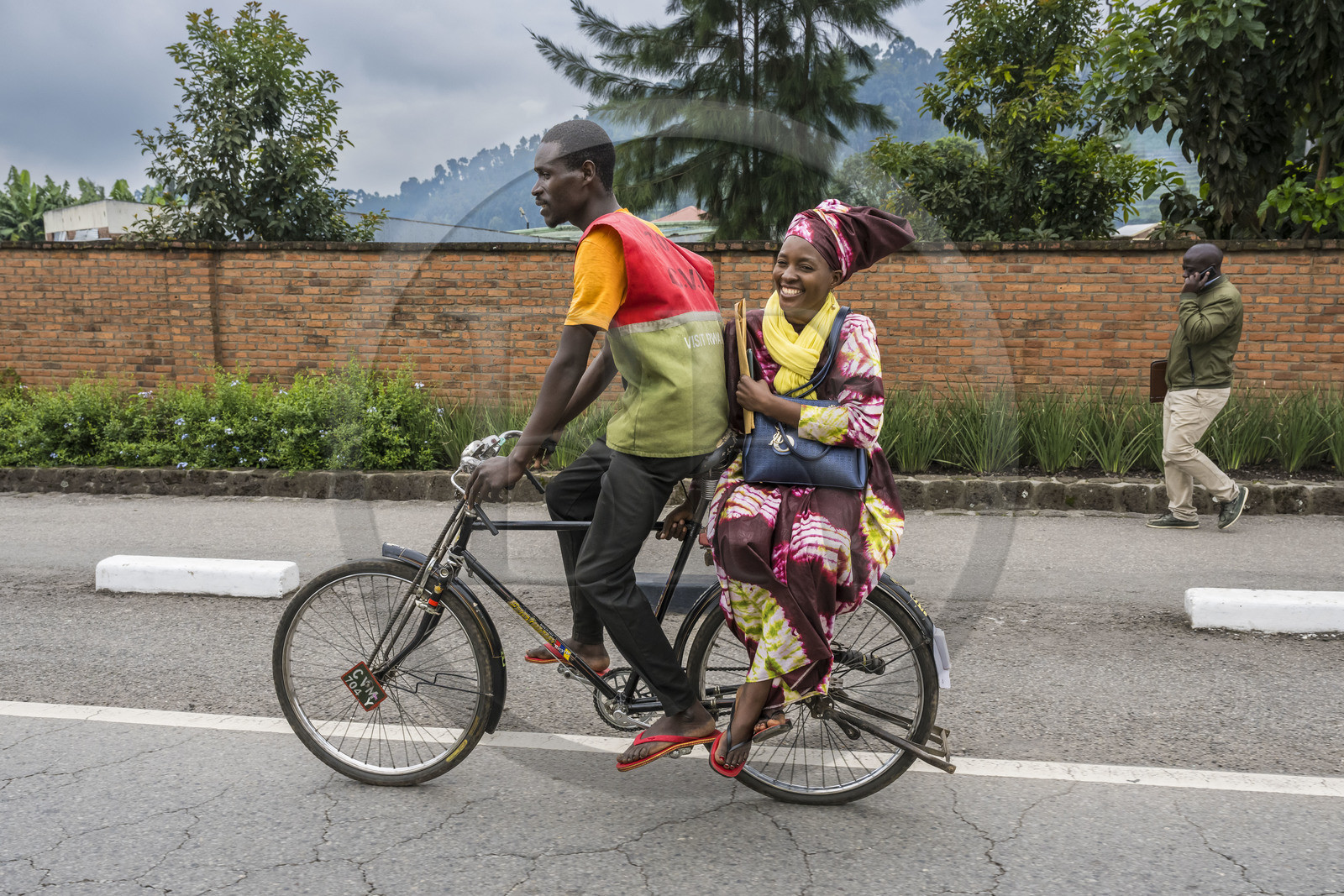 Rwanda, Province du Nord, Musanze (anciennement nommée Ruhengeri), vélo taxi avec sa passagère, il est principalement utilisé pour les petits déplacements