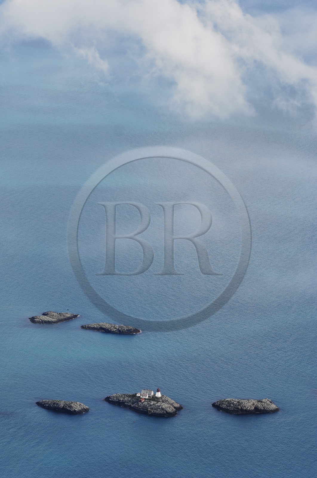 Norvège, Nordland, phare de Moholmen au large des Iles Lofoten (vue aérienne)