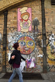 Allemagne, Berlin, Berlin-Mitte, street art de l'artiste El Bocho dans Dircksenstrasse sous le metro aérien