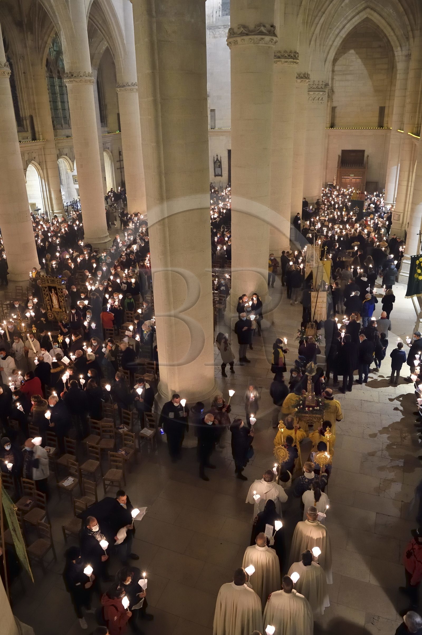 France, Meurthe-et-Moselle (54), Saint-Nicolas-de-Port, basilique de Saint Nicolas, procession aux flambeaux qui est fêtée depuis 1245 à l'occasion de la Saint-Nicolas, la relique du dextre bénissante de saint Nicolas (selon la tradition il s'agit de l'os d'une phalange de la main droite de l'évêque) qui est conservée dans un bras reliquaire de la fin du XIXème siècle en argent, or, émaux et diamants