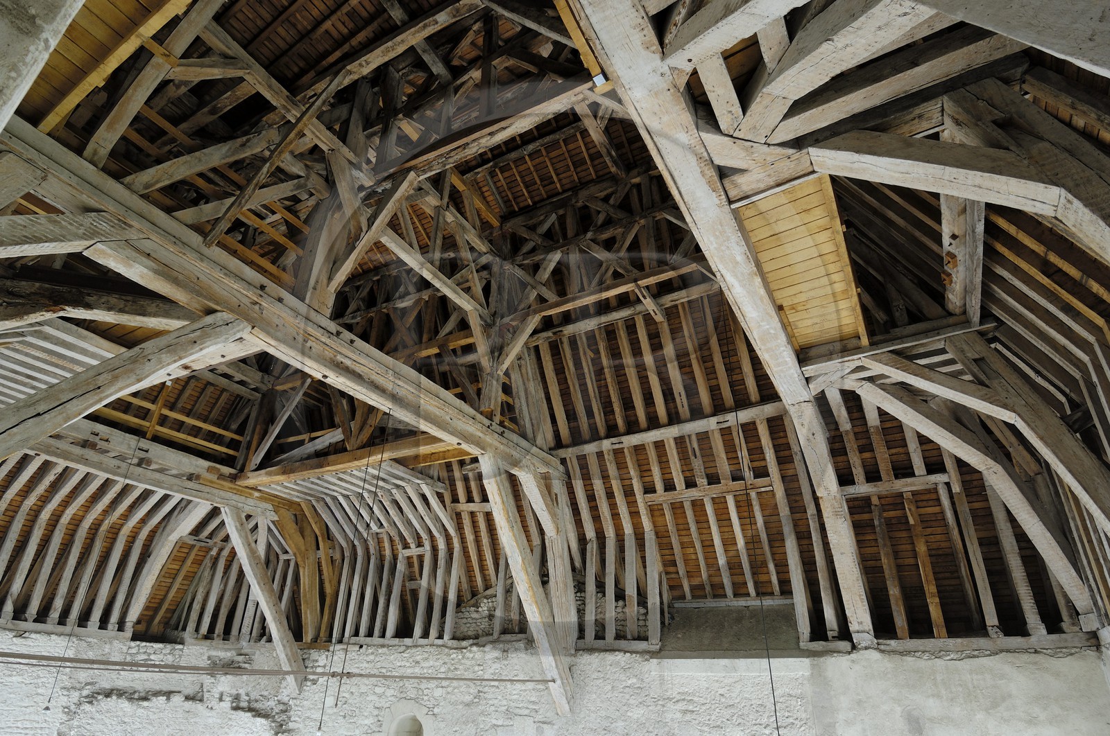 France, Loir-et-Cher (41), vallée de la Loire classée au Patrimoine Mondial de l'UNESCO, château de Blois, charpente d'un toit à double pente des combles de l'aile Gaston d'Orléans