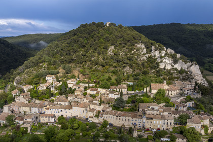 France, Vaucluse (84), Dentelles de Montmirail, le village médiéval de Séguret, labellisé Les Plus Beaux Villages de France (vue aérienne)