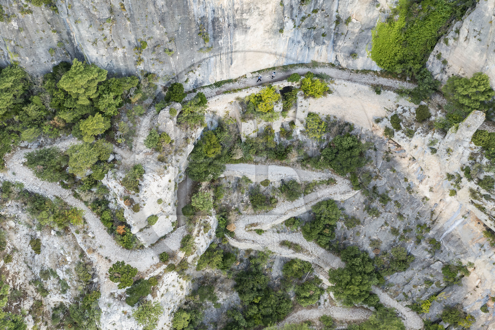 France, Hérault (34), Causses et les Cévennes, paysage culturel de l'agro-pastoralisme méditerranéen, classés Patrimoine Mondial de l'UNESCO, Saint-Guilhem-le-Désert, labellisé Les Plus Beaux Villages de France, randonneurs sur la Via Tolosana sur le Chemin de Saint-Jacques-de-Compostelle, le passage des Fenestrelles aménagé au Moyen-age par les moines de l'abbaye afin de franchir ce verrou rocheux dans le cirque de l'Infernet (vue aérienne)