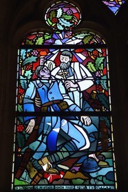 France, Meuse (55), Etain, église Saint Martin, vitrail de Jacques Grüber, pretre bénissant un soldat de la première guerre mourant