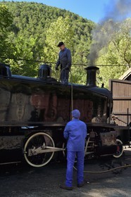 France, Alpes-Maritimes (06), Puget Théniers, le Train des Pignes, le chauffeur et le mécanicien font de l'eau pour la locomotive