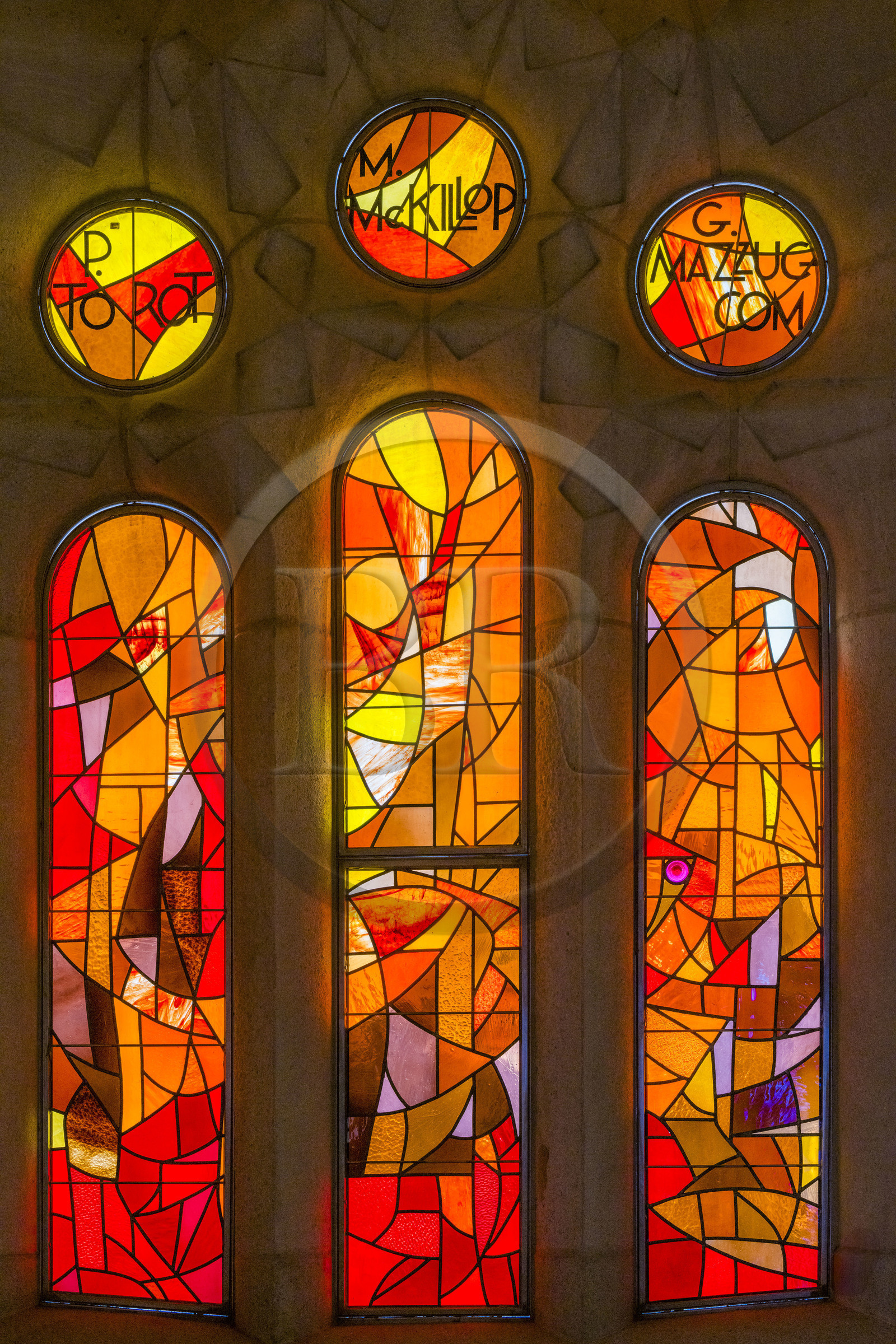 Espagne, Catalogne, Barcelone, quartier de l'Eixample, basilique de la Sagrada Familia de l'architecte du modernisme catalan Antoni Gaudi classée Patrimoine Mondial de l'UNESCO, vitraux inférieurs dans les nefs représentant les saints et les sanctuaires des églises locales par le peintre et vitrailliste catalan Joan Vila-Grau