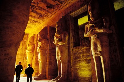 Egypte, Nubie, Abou Simbel, site classé Patrimoine Mondial de l' UNESCO, temple de Ramsès II, piliers osiriaques à l'effigie de Ramsès II soutenant le Pronaos (salle hypostyle)