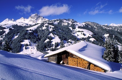 Suisse, région de Bern (Oberland Bernois), Saanenland, Gstaad, chalet sous la neige