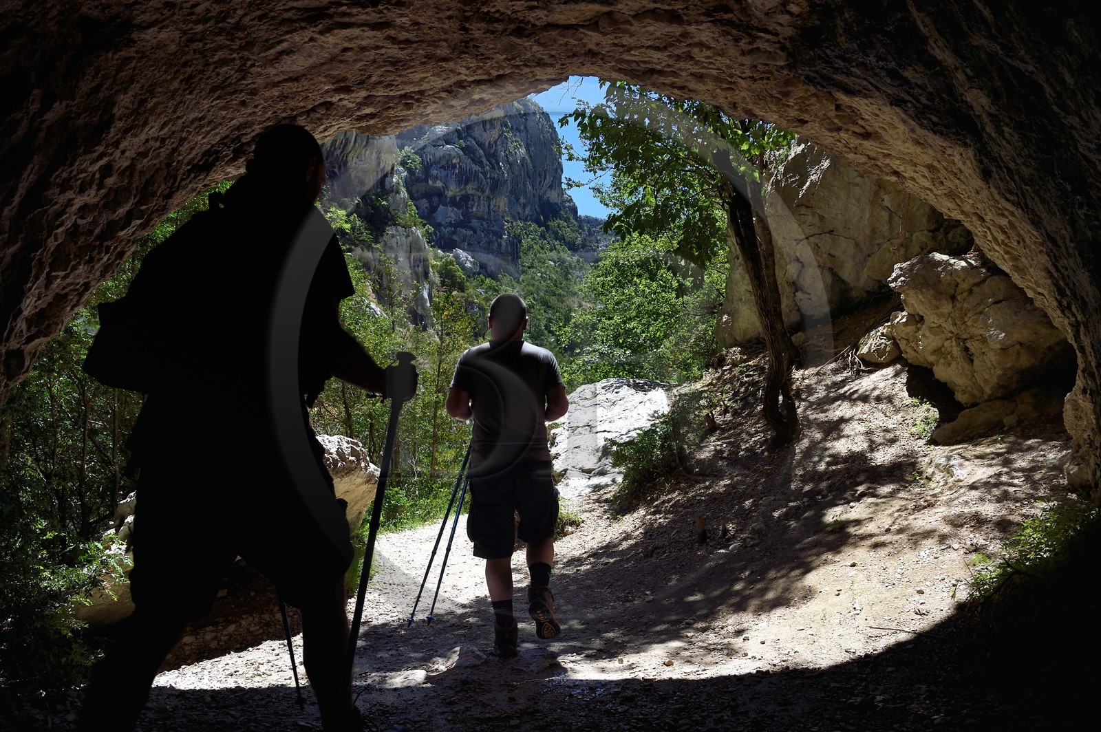France, Alpes-de-Haute-Provence (04), Parc Naturel Régional du Verdon, Rougon, Grand Canyon du Verdon, le tunnel du Trescaire qu'emprunte le sentier Blanc-Martel sur le GR4 le long du couloir Samson