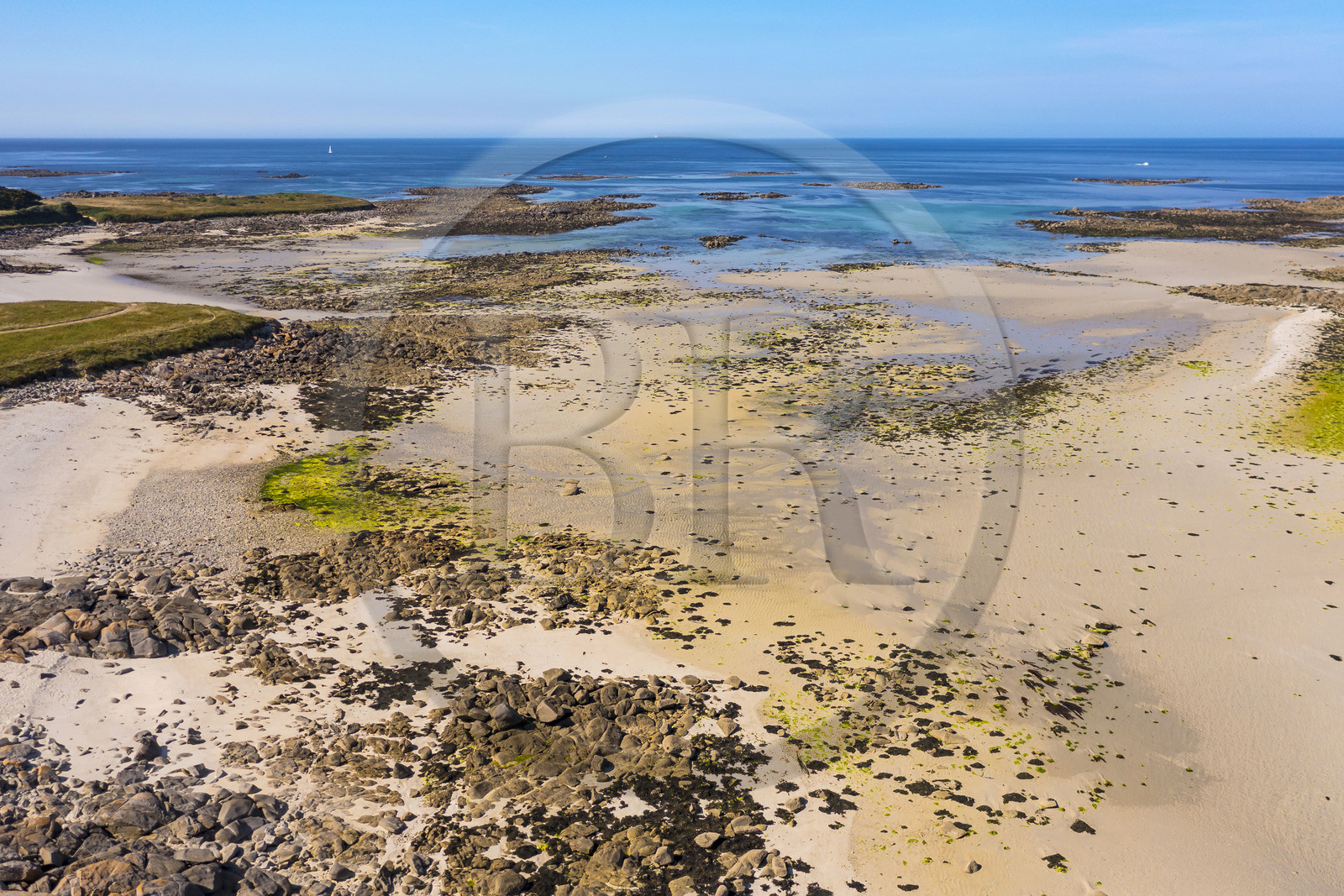 France, Finistère (29), Iles du Ponant, Ile de Batz, plage de la Pointe de Penn-Batz au Sud-Est de l'ile (vue aérienne)