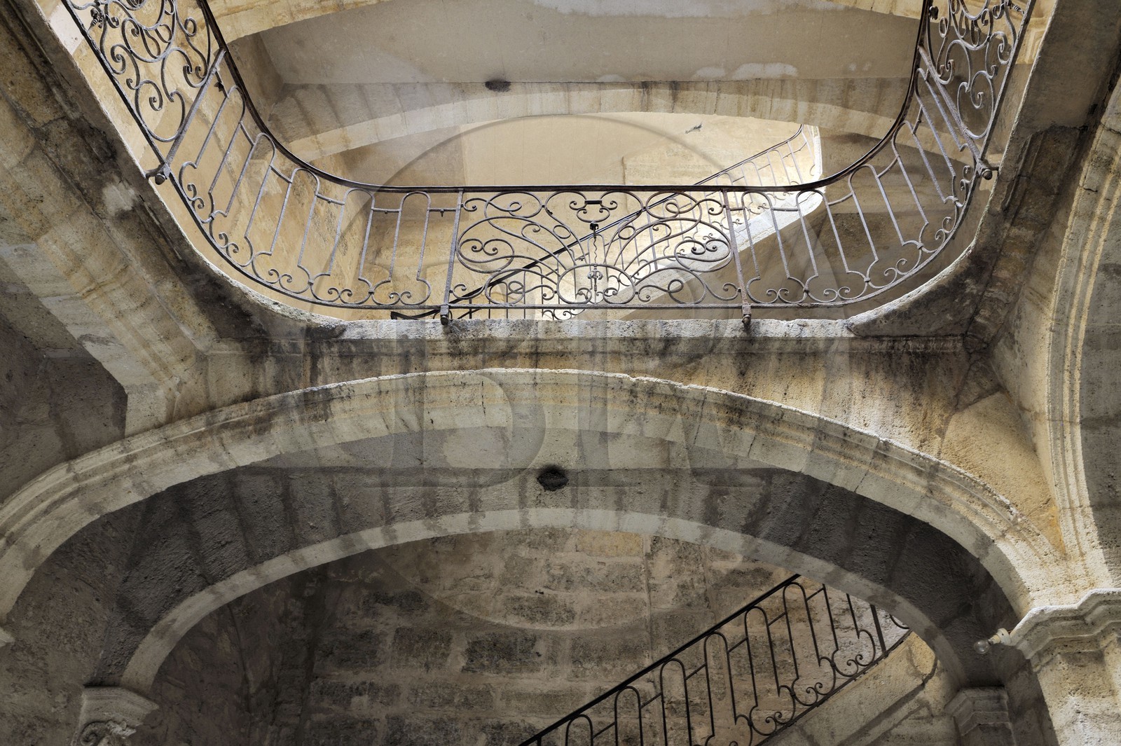France, Hérault (34), Pézenas, vieille ville, Maison des pauvres avec son escalier et ses ferronneries du XVIIIe siècle
