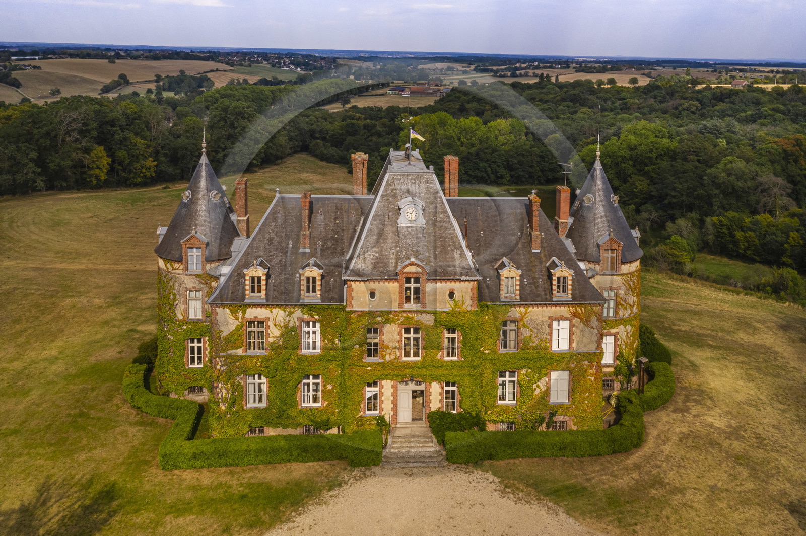 France, Allier (03), ancienne province du Bourbonnais, Besson, chateau du Nouveau- Bostz appartenant au Prince Charles Henri de Lobkowicz descendant des Bourbon-Parme (vue aérienne)