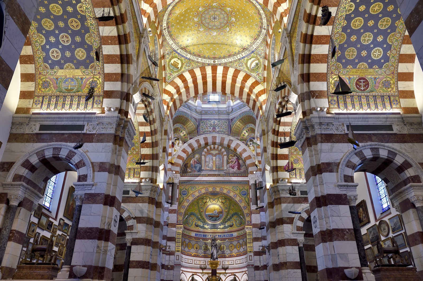 France, Bouches-du-Rhône (13), Marseille, basilique Notre-Dame de la Garde, l’église supérieure éclairée par des baies est richement décorée de marbres polychromes et de mosaïques